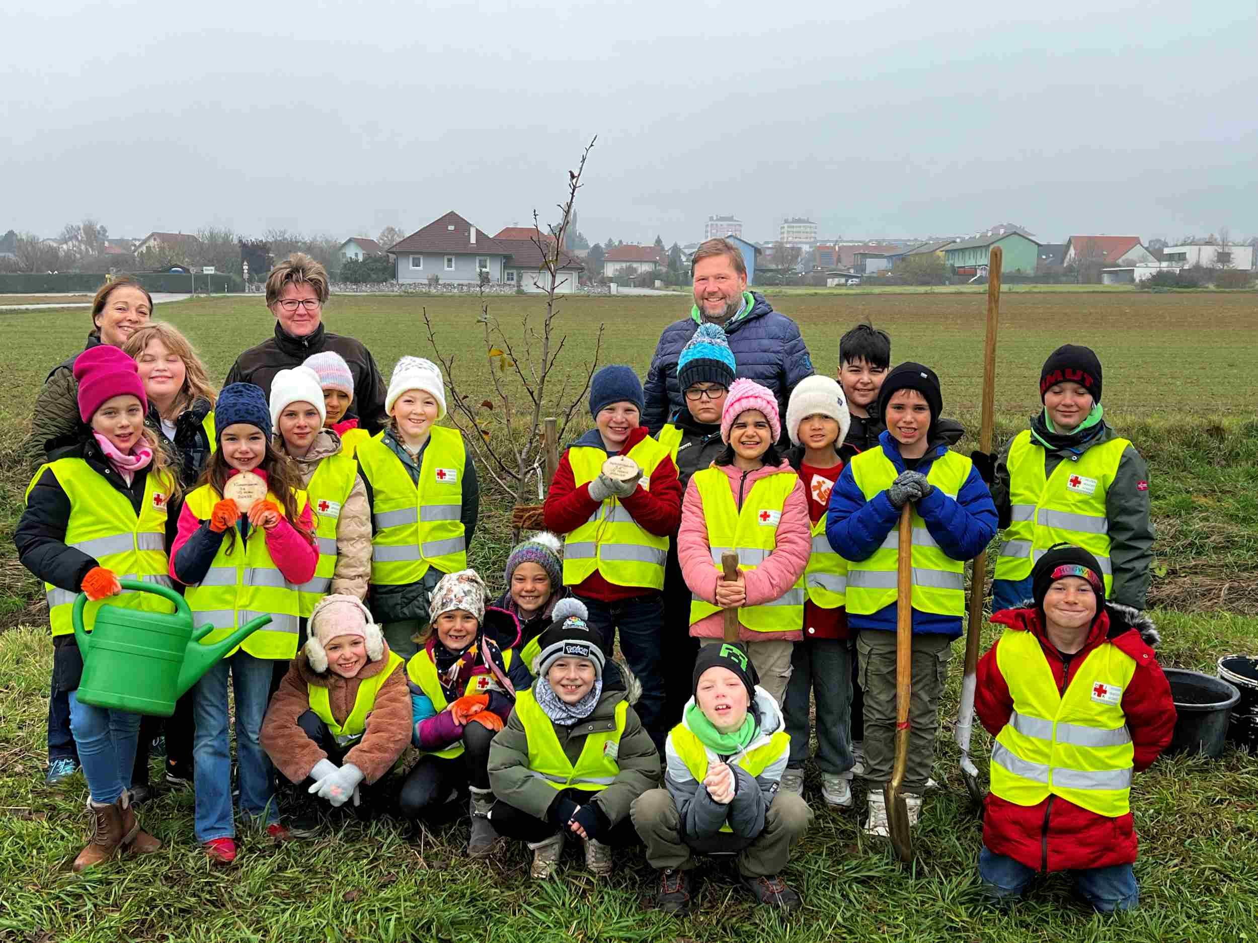 Klassenlehrerin Elisabeth Mayerhofer, StR Isabel Mang und Wirtschaftshofleiter Johannes Strommer (hinten v. l.) mit den fleißigen Kids der 3. Klasse Volksschule beim Bäume pflanzen. Foto: zur Verfügung
